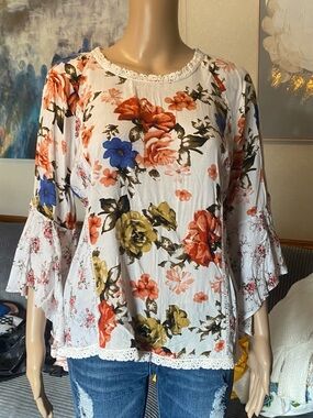 Solitaire White Floral Lace-Trim Bell Sleeve Blouse